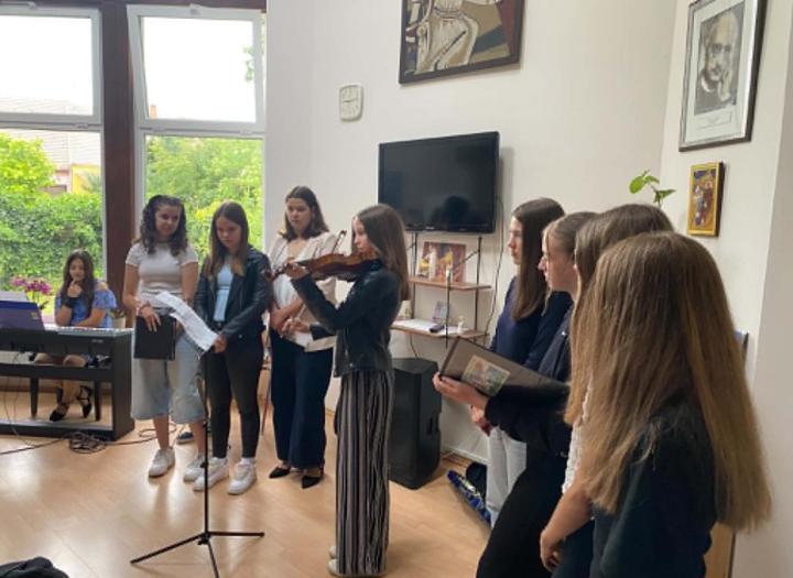 Az irodalom �sszek�t – k�nyvheti program id�sek �s di�kok r�szv�tel�vel