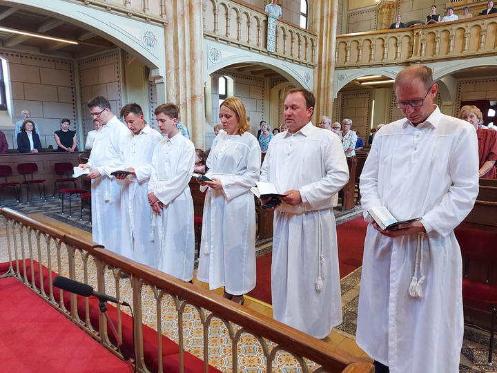 Felnttkonfirmci a pnksdi istentiszteleten