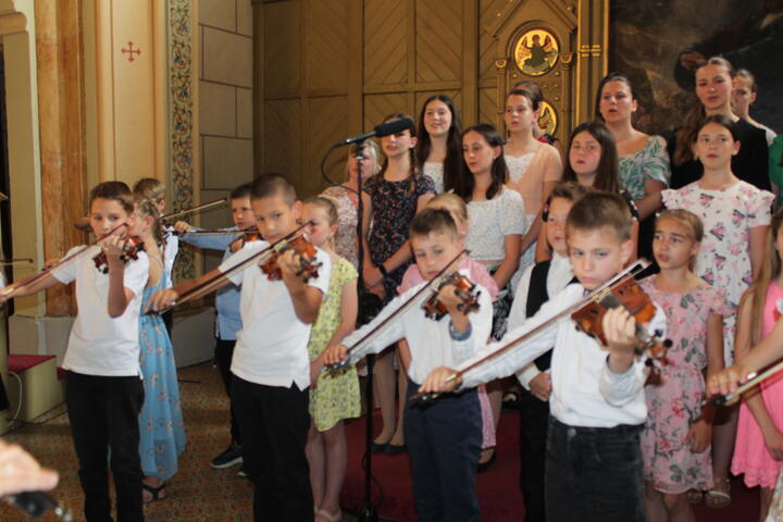 Mvszeti tanvzr gla a templomban